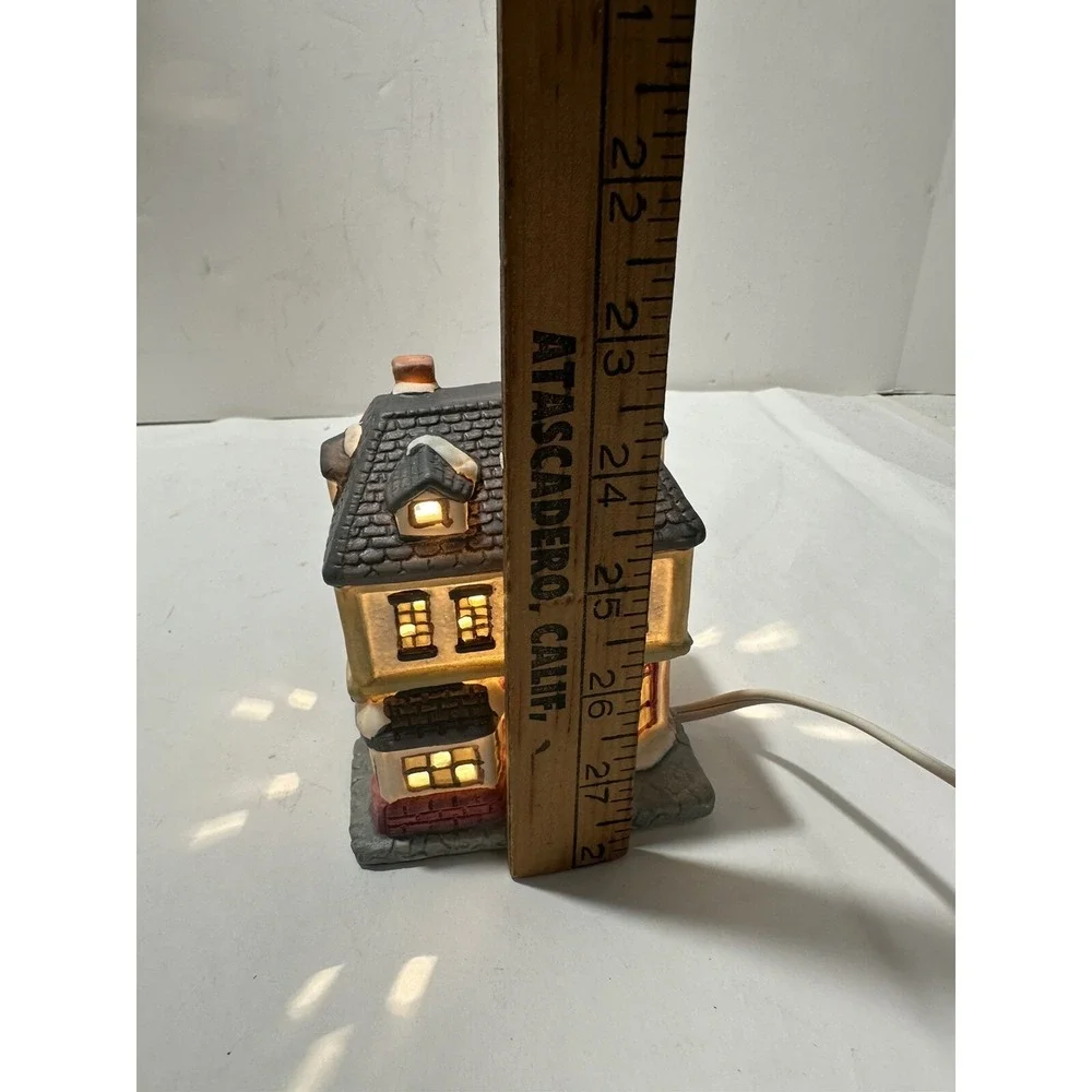 Victorian Village Collectibles Edition Hand Painted  Porcelain House W‎ Light